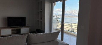 Big size appartment at the port of the old city of Nafplio with view to the sea.