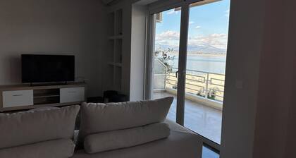 Big size appartment at the port of the old city of Nafplio with view to the sea.
