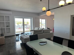 Interior - Big size appartment at the port of the old city of Nafplio with view to the sea. (Nafplio)