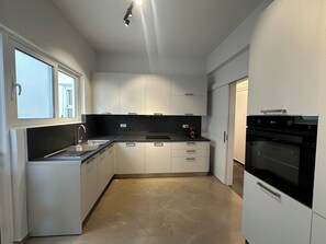 Fridge, oven - Big size appartment at the port of the old city of Nafplio with view to the sea. (Nafplio)