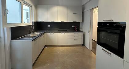 Big size appartment at the port of the old city of Nafplio with view to the sea.