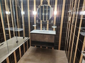 Douche, sèche-cheveux, serviettes fournies, savon