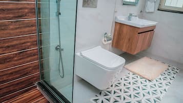 Combined shower/tub, rainfall showerhead, free toiletries, towels