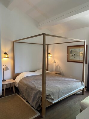 4 bedrooms, iron/ironing board, travel cot, WiFi