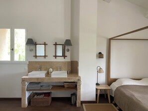 4 slaapkamers, een strijkplank/strijkijzer, reisbedje, wifi