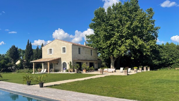 A two-story house with a swimming pool, a covered patio, and a well-maintained lawn. - Saint Rémy de Provence -mas de Charme à 3 Km du Centre (Saint-Rémy-de-Provence)