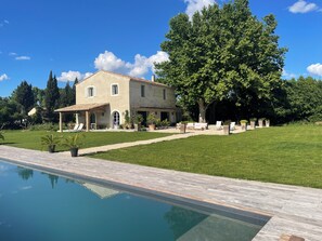 A two-story house with a swimming pool, a covered patio, and a well-maintained lawn. - Saint Rémy de Provence -mas de Charme à 3 Km du Centre (Saint-Rémy-de-Provence)