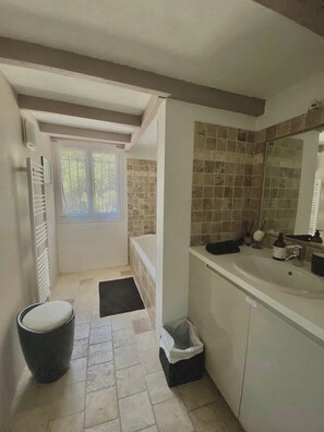 Bruser, hårtørrer, håndklæder, Toiletpapir