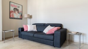 Leilighet (2 Bedrooms) | Oppholdsområde | En 55-tommers smart-TV med Parabol-TV