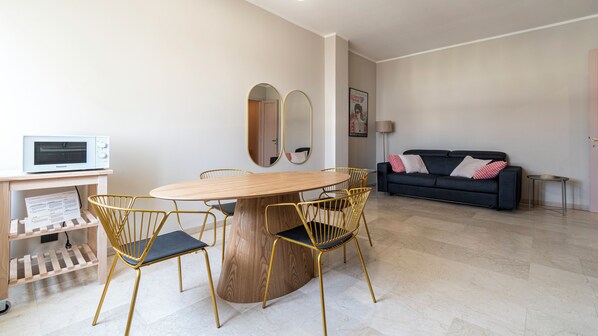 Apartment (2 Bedrooms) | Dining room