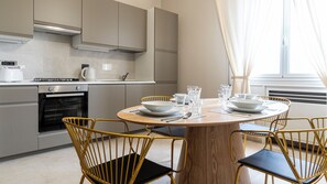 Appartement (2 Bedrooms) | Privékitchenette | Een koelkast, een microgolfoven, een oven, een kookplaat