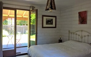 2 bedrooms, iron/ironing board, WiFi - Maison Clôturée, Plages, Lacs, Océan et Jacuzzi. Animaux de Compagnie Acceptés (Escource)
