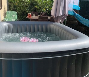 Outdoor spa tub - Maison Clôturée, Plages, Lacs, Océan et Jacuzzi. Animaux de Compagnie Acceptés (Escource)