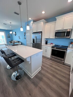 冷蔵庫、電子レンジ、オーブン、コンロ