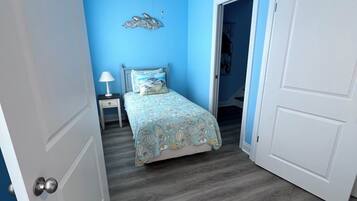 3 bedrooms, desk, iron/ironing board, free WiFi