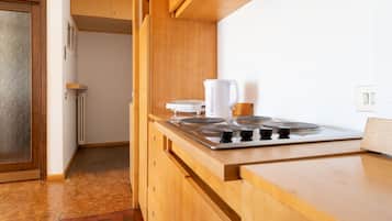 Apartment (1 Bedroom) | Private kitchenette | Fridge, microwave, stovetop, electric kettle