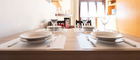 Apartment (1 Bedroom) | Dining room