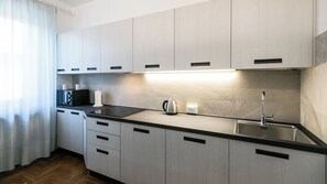 Apartment (1 Bedroom) | Private kitchen | Fridge, microwave, oven, stovetop - Italianway - Tomadini 41A2 (Udine)