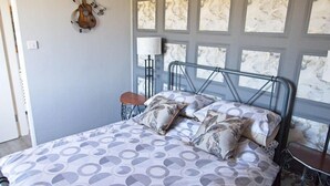 Cottage | Property grounds - Lovely 2 bed Cottage in Cromane (Killorglin)
