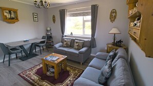 Cottage | Living area | Fireplace - Lovely 2 bed Cottage in Cromane (Killorglin)