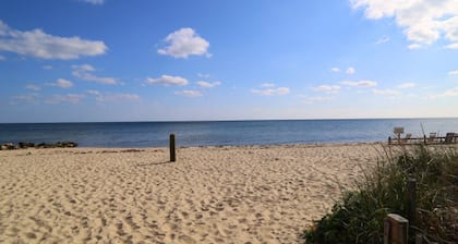 Cozy 2-bedroom cottage, 0.2 mi walk to the beach and other popular attractions!