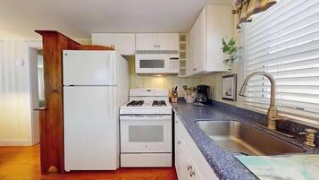 雪櫃、微波爐、焗爐、爐具