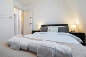 2 bedrooms, iron/ironing board, free WiFi, bed sheets - Charming London Apartment With 2 Bedrooms (London)