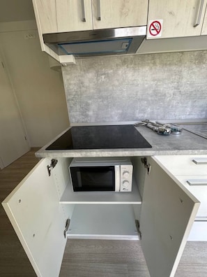 Geladeira, micro-ondas, cooktop, cafeteira/chaleira
