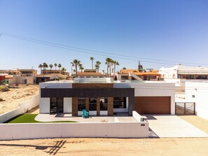 Exterior - Sea La Vie: Come and enjoy the stunning beach views from this luxurious home (Puerto Peñasco)