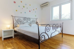 2 bedrooms, iron/ironing board, WiFi, bed sheets - Prcanj hill apt with sea view terrace (Prčanj)