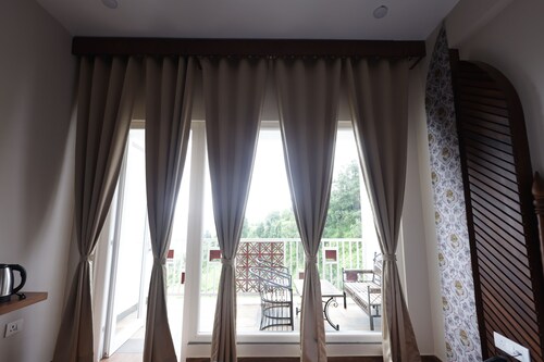 Kafal Pako Resort - Luxury Mountain View Stay in Mukteshwar