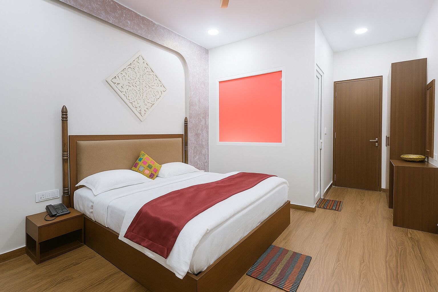 Un dormitorio ordenado con cama, mesita de noche y un adorno en la pared.