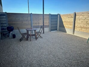 Outdoor dining - Maison, au Calme, à la Campagne (FONTENAY LE MARMION)