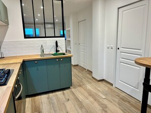 Fridge, microwave, oven, stovetop - Maison, au Calme, à la Campagne (FONTENAY LE MARMION)