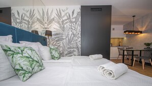Une chambre d’hôtel avec un lit, un bureau et une chaise.