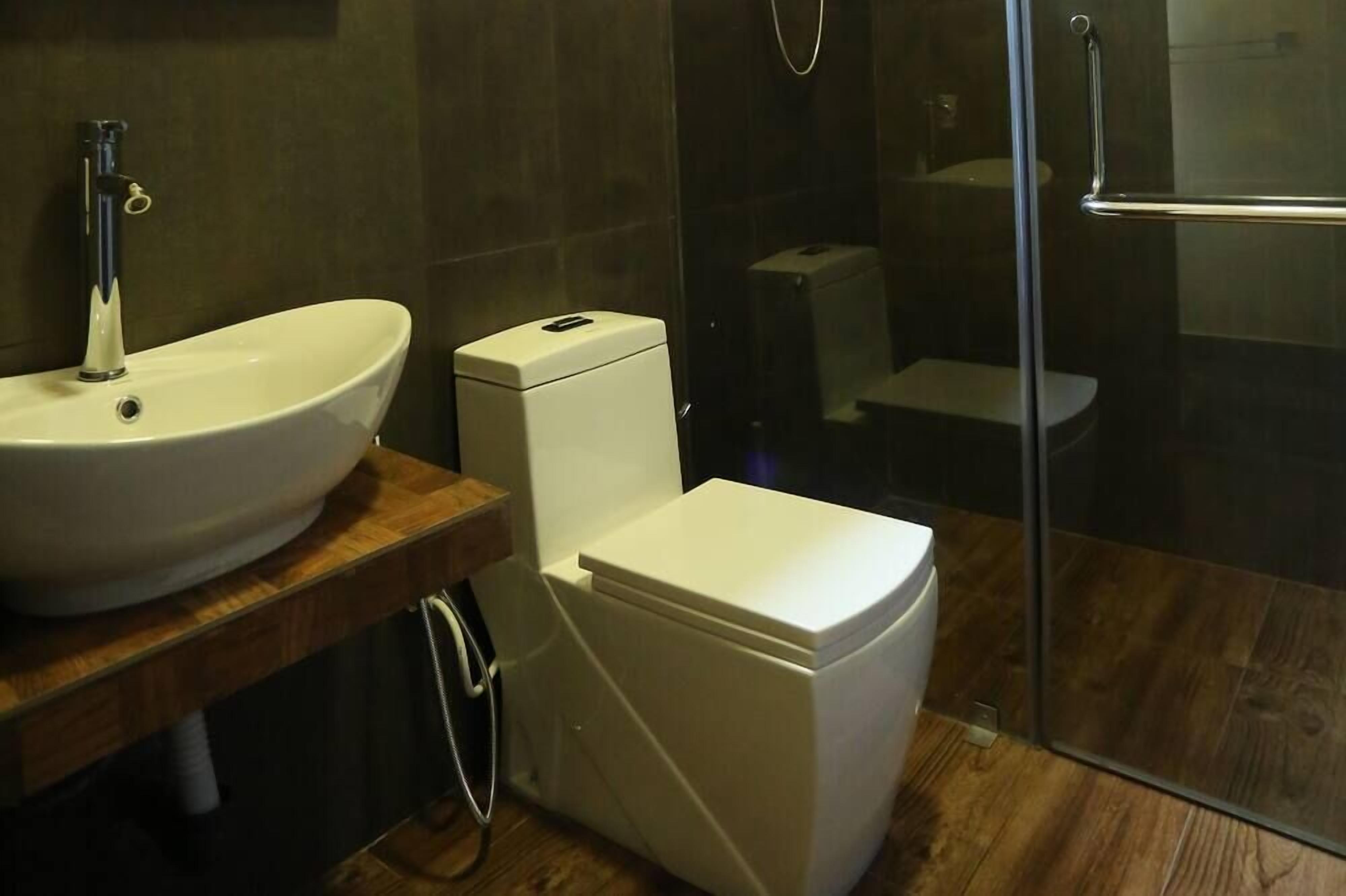 Habitación básica doble, vista al jardín | Baño | Regadera, amenidades de baño gratuitas, jabón, shampoo 