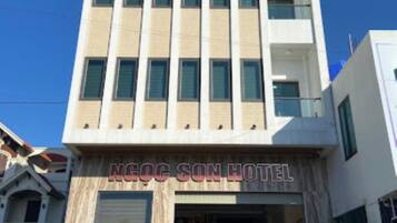 Un hôtel moderne, reconnaissable à son enseigne où l’on peut lire « NOC SON HOTEL ».