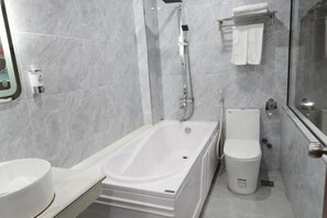 Kamar Double Deluks, bathtub | Kamar mandi | Perlengkapan mandi gratis, pengering rambut, sandal, dan kloset