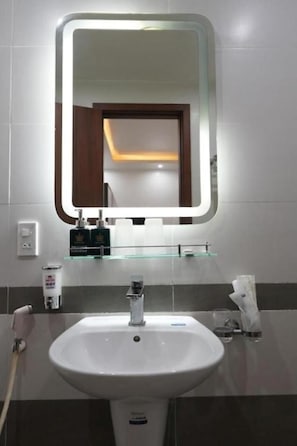 Artículos de tocador gratuitos, secador de pelo, pantuflas, bidet