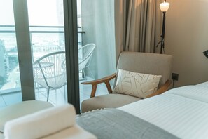 Iron/ironing board, bed sheets - Gorgeous Studio With Balcony in Business Bay (Dubai)