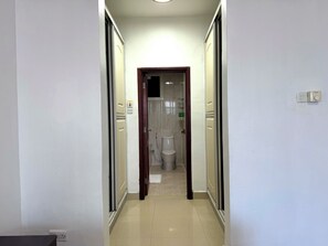Regadera, toallas, jabón, papel de baño 