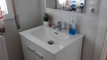 Toallas, jabón y papel higiénico