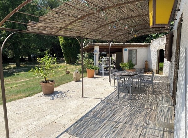 Outdoor dining - Villa Provence Avec Piscine (Fontvieille)