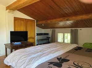 3 bedrooms, desk, iron/ironing board, travel cot