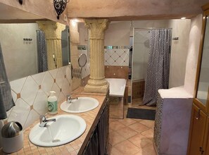 シャワー、ヘアドライヤー、タオル、石鹸