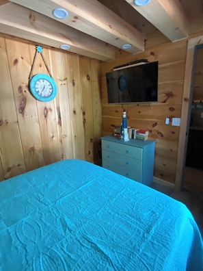 2 bedrooms, travel crib, free WiFi, bed sheets - Sleeps 5 in two bedrooms, linens & towels included. A quick walk to the beach. (Port Burwell)