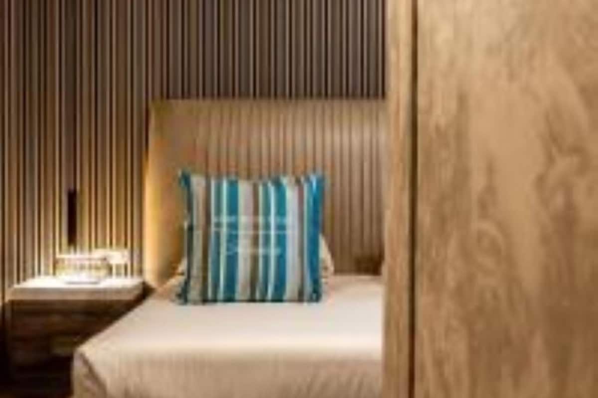 Deluxe Suite, City View | 1 bedroom, free minibar, in-room safe, iron/ironing board