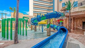 Ein Wasserparkbereich mit Wasserrutschen und Spielgerüsten.