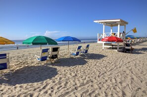 Sur la plage, serviettes de plage