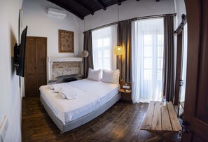 Exclusive Room, City View (Sofia) | Draps en coton égyptien, literie de qualité, minibar